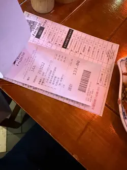 餐廳座位極度唔舒服…
服務員態度一般
￼（係咁大聲說話…叫兩杯水都就比一杯水你..
叫你叫嘢飲…）
