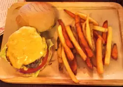 双层牛肉芝士汉堡