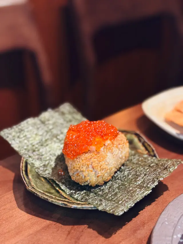 三文魚三文魚籽燒飯團