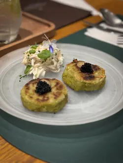 蟹肉饼伴黑蒜蛋黄酱·法式雷穆拉德酱芹菜头青苹沙