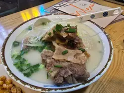 嫩鸡白布汤阔面