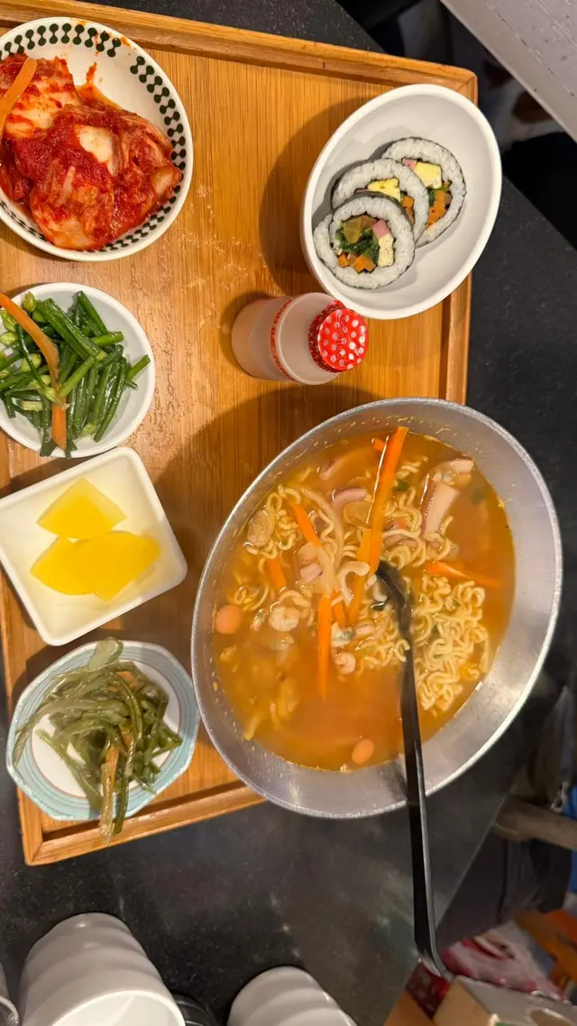 有4款韓國小菜 韭菜花、芽菜、泡菜、紫菜卷及益力多超溫馨
好好味啊
辣海鮮湯麵味道濃郁，湯底濃郁香辣帶鮮味，海鮮新鮮得嚟麵身爽口入味，麵條吸收咗湯汁，口感一流。辣味不過火，令人食得過癮