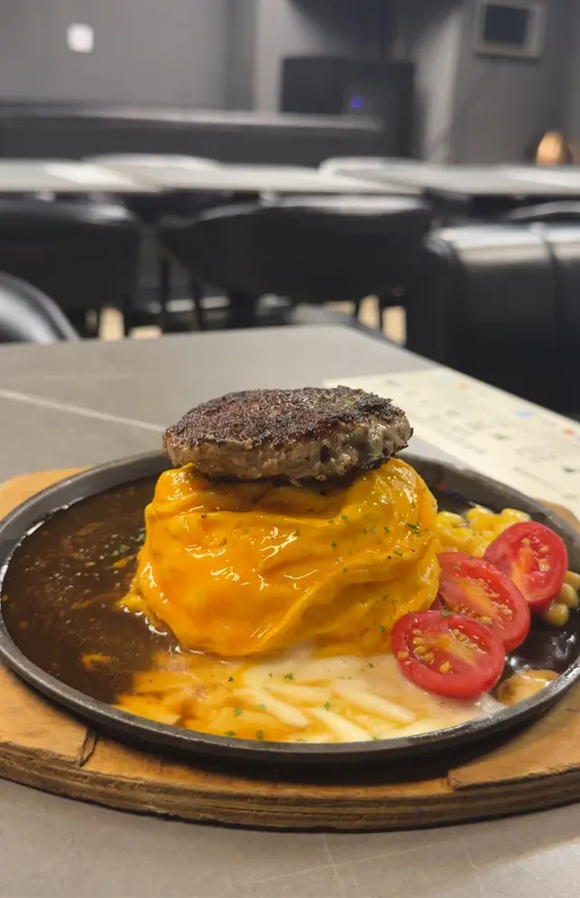 日本飛驒牛漢堡滑蛋蓋鐵板拌飯