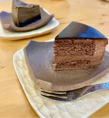双重朱古力慕丝蛋糕（前）、培茶巴斯克（后）—  定食套餐甜品（+$13）
