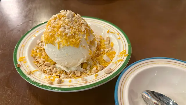 雪糕🍦散發香濃嘅豆腐香,
配上咸蛋果仁🥜更添口感~😎