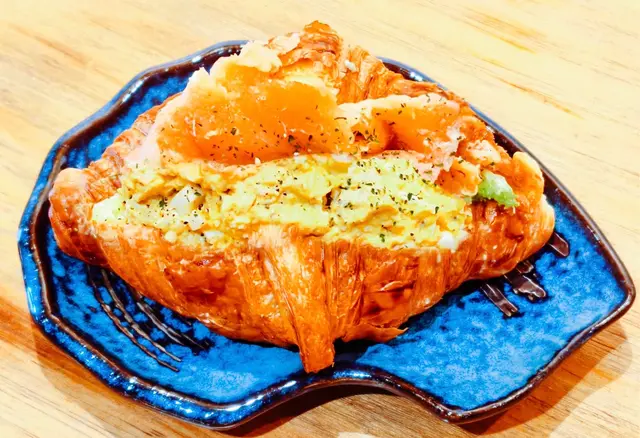 雞絲蛋沙律煙三文魚釀牛角包餐