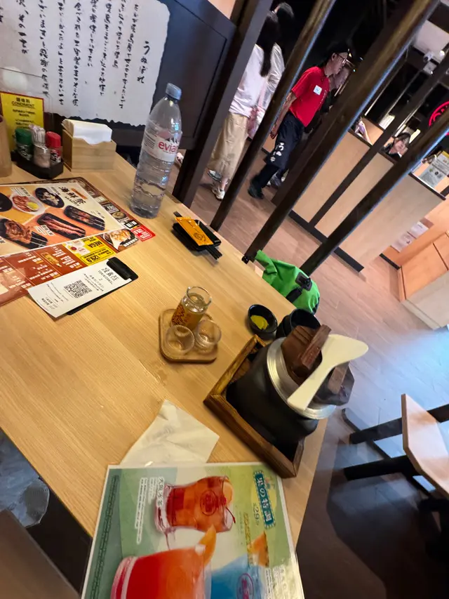 服務很有效率，￼有攞飛服務，服務員也很有效率，但是也有彈性見到沒有位便不用客人拿飛
