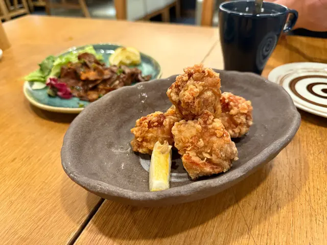 雖然日式炸雞，很多地方都有得食，但一平安炸雞肉汁特別多，外脆內軟，十分好食