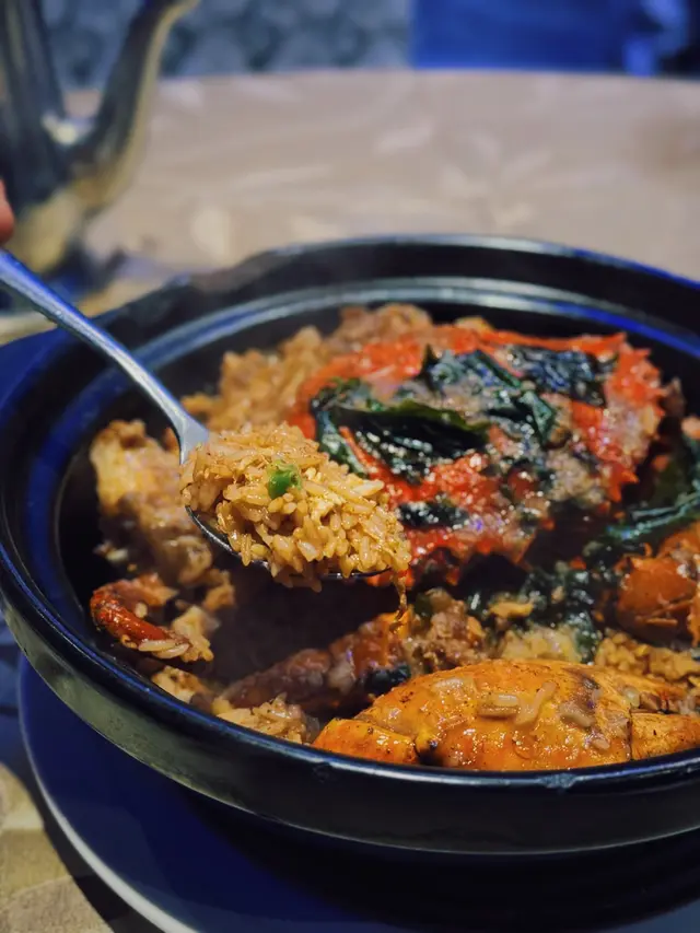 超級大隻蟹 蟹肉鮮美 啖啖肉🦀
白胡椒香氣恰到好處 一上枱打開蓋個下撲鼻而來💨
飯底吸收曬蟹的鮮汁同白胡椒調味 米粒粒粒分明 食到最後仲要有飯焦🔥