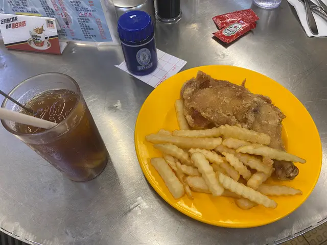 下午茶時間，都係支持下小店
想食沙爹牛，話已經賣晒。最後叫咗炸雞脾沙律，又話沙律冇晒，唯有食邪惡嘅炸薯條。
話要即炸，要等陣。果然係出晒煙，即叫即炸。又係我喜愛嘅粗薯條，雞脾香脆多汁，吾太咸，正
