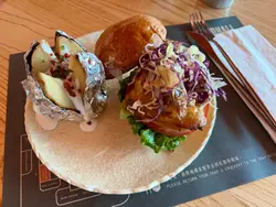 雞肉漢堡(紅咖喱蛋黃醬)