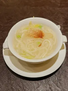 蝦子花膠濃雞湯拌菜苗手工拉麵