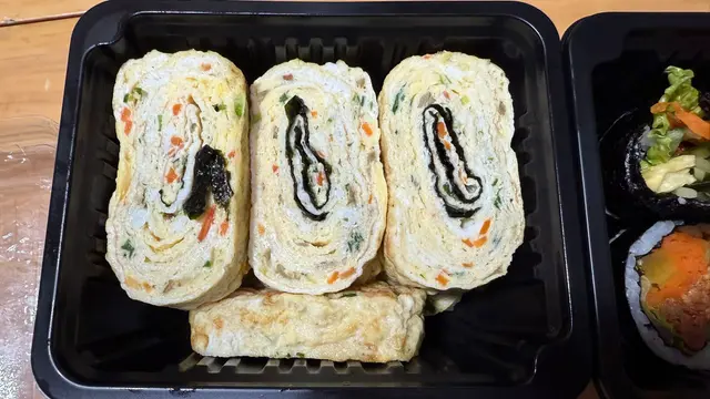 雜菜煎蛋捲,蛋卷煎得靚,入面包住紫菜同蔬菜,由好多隻蛋去煮食嘅,份量好足,食落軟綿綿。口感一流,而且仲要係熱辣辣,好滑..