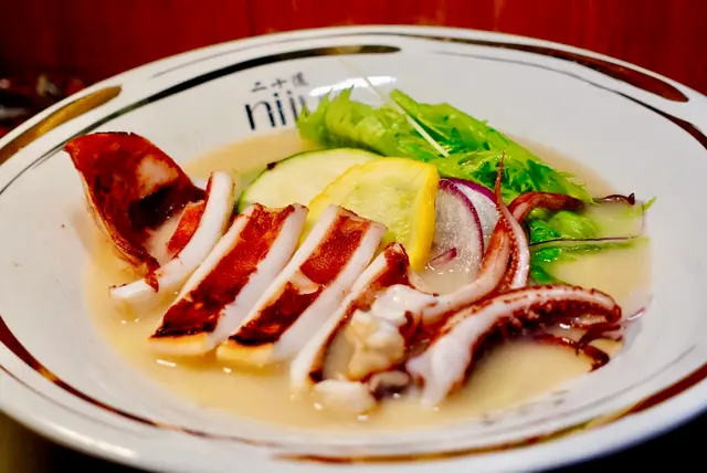 [推介程度] 🟡🟡🟡🟡🟡(5/5)
想一嚐酒粕拉麵的朋友，直接選這款就對了！湯底除了同樣是加入帆立貝提鮮外，還加了清酒酒糟，幽香味美暖胃！再配上充滿海洋味道的魷魚一夜干，滿足就是可以這麼容易！