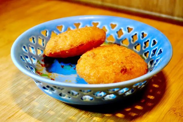 [推介程度] 🟡🟡🟡🟡⚪️(4/5)
金黃酥脆的香口小吃誰不愛！？一口咬下，濃郁奶香瞬即充斥口腔，軟糯的薯蓉及厚滑白汁所帶來的滿足感，確實讓人想Encore! 撈文溫馨提示記得小心燙嘴，因為是即叫即製的哦🫶💕