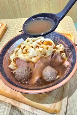 堂灼骟牯肥牛牛丸配关庙刀削面