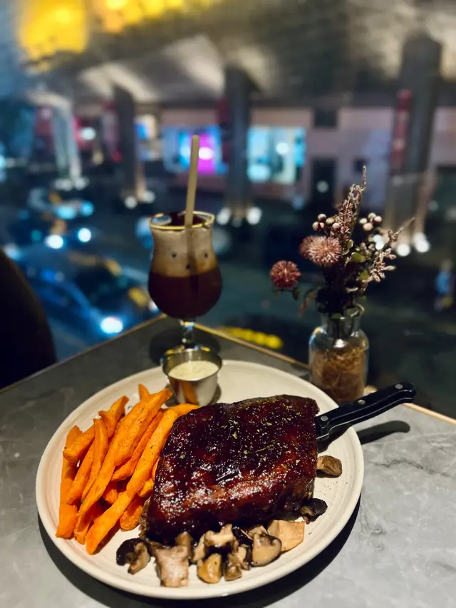 慢煮BBQ酱美国猪肋条伴香草杂菇及番薯条佐刁草柠檬蛋黄酱