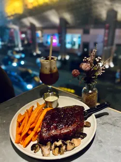 慢煮BBQ酱美国猪肋条伴香草杂菇及番薯条佐刁草柠檬蛋黄酱