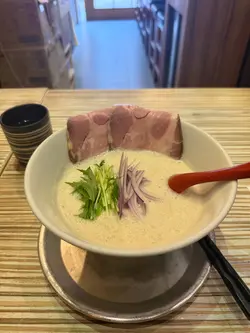 新白拉面
姐姐话系再劲啲猪骨浓汤，用西班牙伊比利亚猪。一嚟到系好奶白色既豚骨汤底，好浓郁，但有少少咸，整体都好食，不过呢个就唔配葱配紫洋葱，块猪肉都好好食，唔嚡，似用慢煮方法。