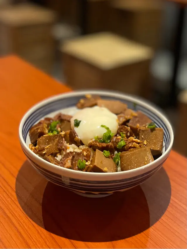滿溢牛舌筋溫泉蛋丼