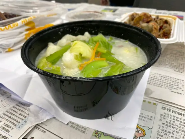 我覺得$138一細碗是否少了點，打電話問過佢地回覆只得一個size既膠兜，我問如果個兜細，外賣是否應最少都加多半碗呢，得來回覆係佢收左線。