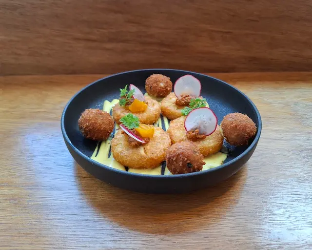 炸蟹肉球拼薯餅配蜜糖芥末醬及茄乾醬