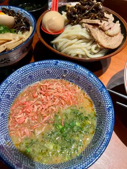 樱海老沾面，系用鱼介汤底做底，再加上放咗好多嘅樱花虾，味道非常之香，汤底够哂浓，啖啖面都沾满酱汁。而面质烟韧，吸收晒汤底嘅精华，无论沾面定拉面都一样咁好食。