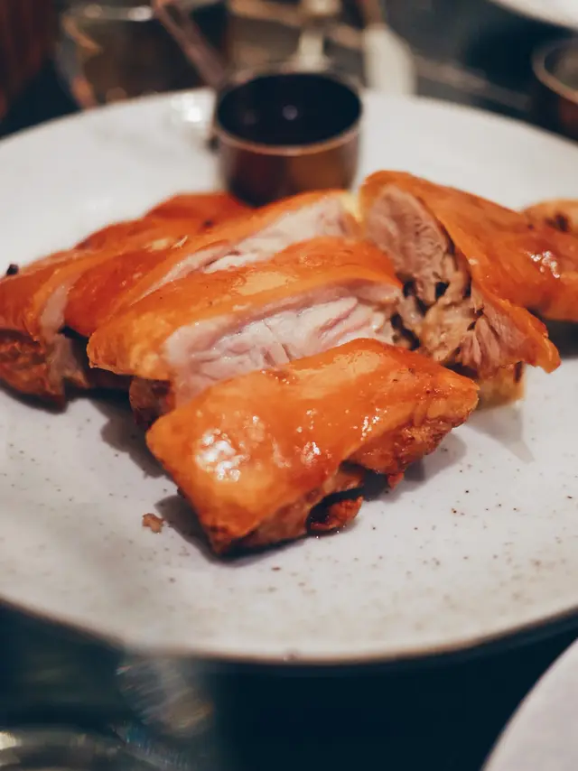 煙燻香脆乳豬伴焦糖菠蘿配古斯米沙律