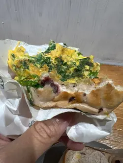 厚蛋芫茜芝士三文治🥪蓝莓Bagel