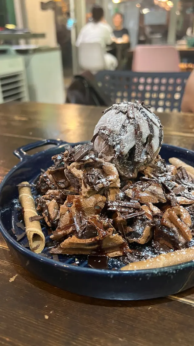 叄重朱古力麻糬窩夫配朱古力雪糕