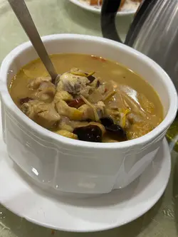 口感实在,酒味浓郁的鸡汤,鸡肉煲到很腍很好吃