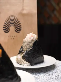 松叶蟹肉蟹膏手握饭团