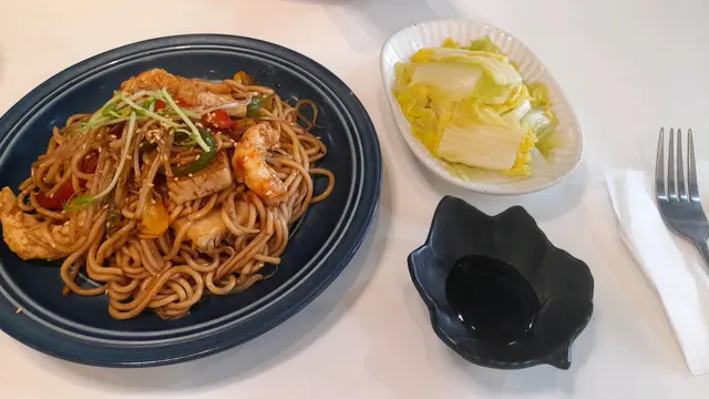 海鮮炒麵配娃娃菜,要素蠔油