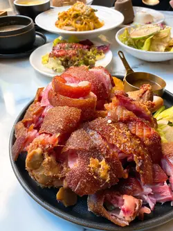 脆皮德國鹹豬手配蜜糖黑椒汁