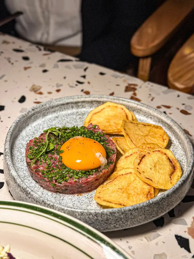 牛肉他他配手工薯片