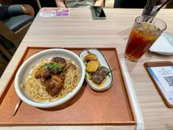 餐跟小食同飲品,另收加一服務費。