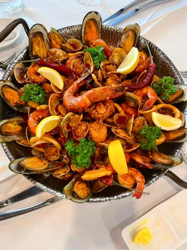 👉 用葡式辣腸代替傳統臘腸,香氣更濃郁!
👉 每一粒米都吸滿了龍蝦湯的精華,掛汁力MAX!💦
👉 海鮮種類超豐富~大蝦、帶子、青口,鮮味十足!🦐🐚
👉 番紅椒和香草提味,整體鮮香濃郁,一口接一口停不下來!😋
米飯煮得剛剛好,略帶彈牙,每一口都是滿滿的海洋風味~🌊 超級滿足!