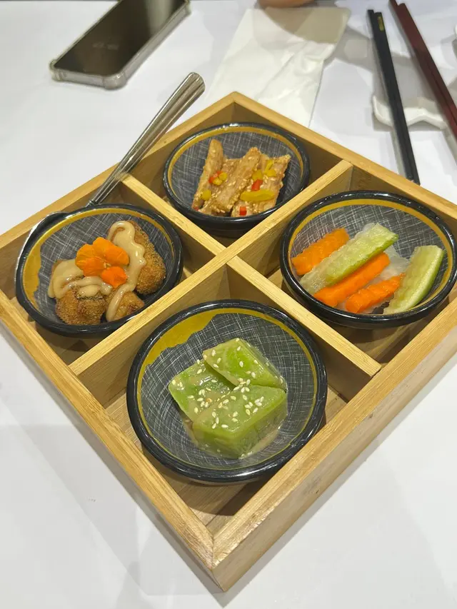 精選拼盤 - 酥香素魚柳、涼拌篙筍、椒鹽蓮藕、涼拌彩蔬