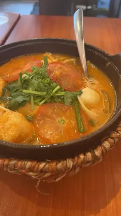 前日行街同太太經過,見到有間米線舖,就打算入去試下,當時夜晚七點,店入面都已經坐左一半客人,點左個牛魔王招牌米線,太太點左茄湯小鍋米線,本身自助點餐,都預左唔會有咩特別服務,但男店員好細心主動拎圍裙比我地,話我著白色衫易俾湯整污糟,估唔到又幾細心,價錢又平價,可以再試🥰🥰