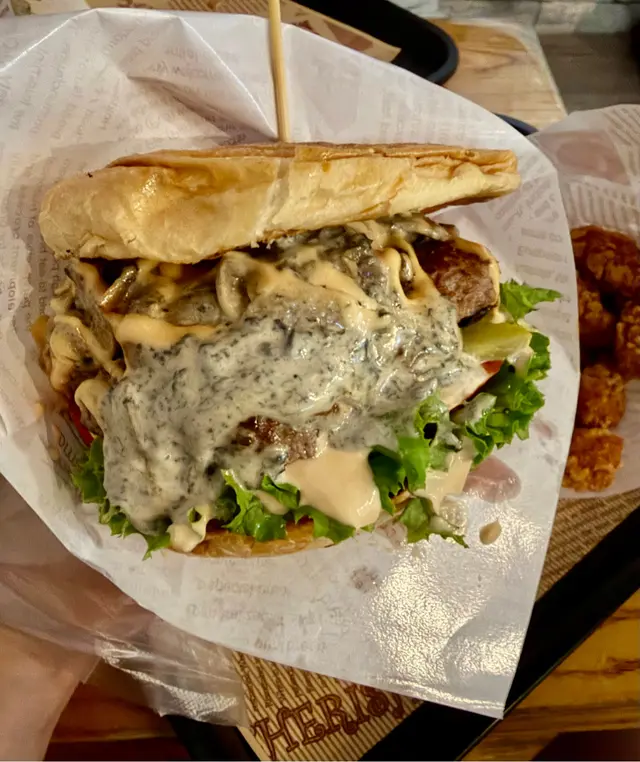 BLACK TRUFFLE MUSHROOM BEEF 黑松露蘑菇安格斯牛漢堡