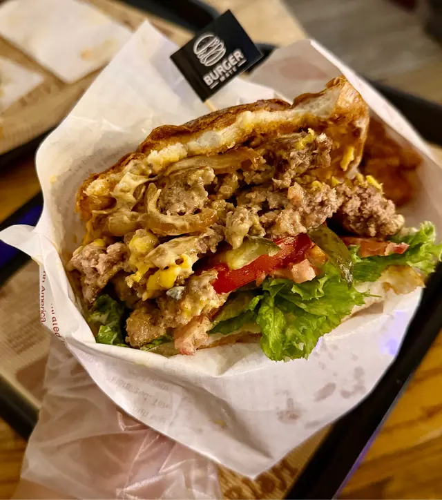 SIGNATURE DOUBLE BEEF CHEESE 雙層安格斯牛漢堡