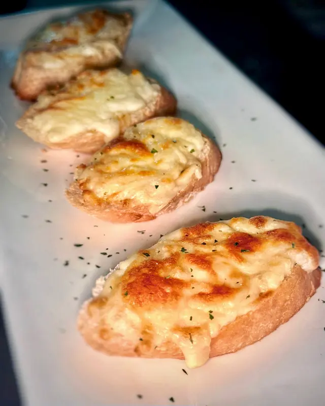 芝士蒜香包 Cheese & Garlic Bread