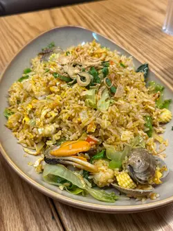 呢个系睇见隔离枱上枱果时好靓好好味咁,就叫咗呢个炒饭!上枱果阵心感不妙,我哋两个人,呢个炒饭嘅饭量大概可以食饱三个人🤣🤣🤣🤣 炒饭味道适中,粒粒分明,海鲜量都唔少,有青口、虾、鱿鱼,其中OMW好钟意个鱿鱼,口感好好,又好味!