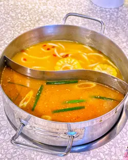 黃金椰子雞湯和沙嗲牛肉湯