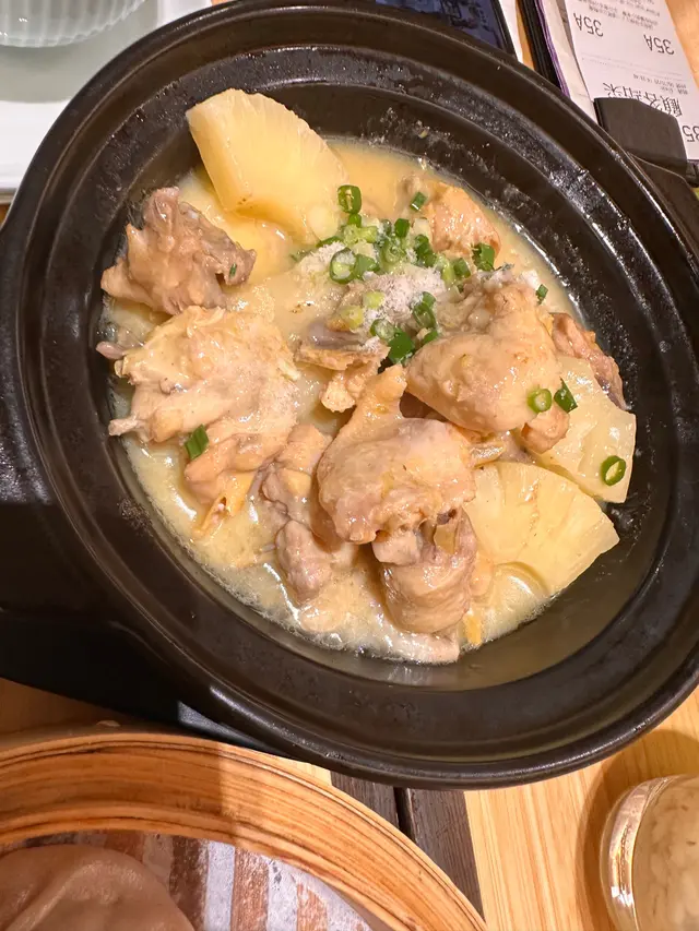 得一嚿係雞胸，全部都係雞脾腳尾嗰舊骨戴少少肉。大約有六至七件都係咁樣。應該係下欄斬出嚟嘅腳尾