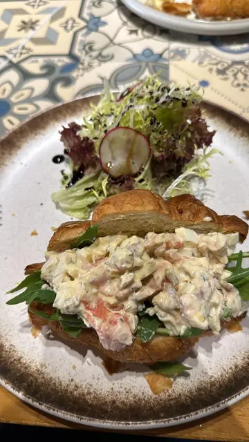 烟三文鱼碎蛋火箭菜牛角包