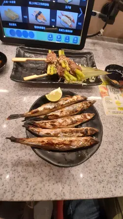 上: 蘆筍牛肉卷4件, 下: 鹽燒多春魚