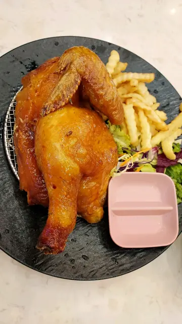 金牌脆皮烧鸡套餐配薯条白饭和餐饮