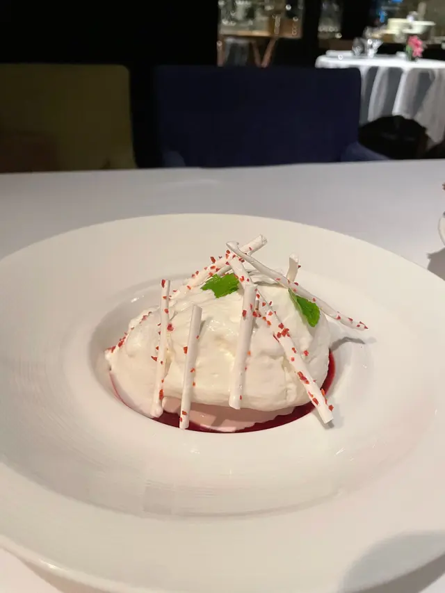 牛奶泡沫,士多啤梨雪葩,蛋白糖,醋醃士多啤梨