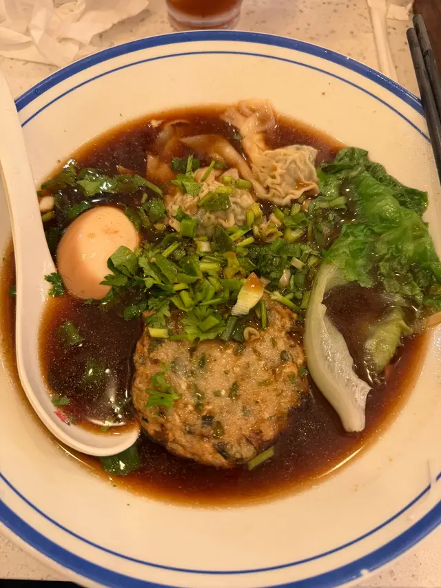 三餸粗麵（糖心滷水蛋、自家製韭菜餃、大排檔鯪魚餅）